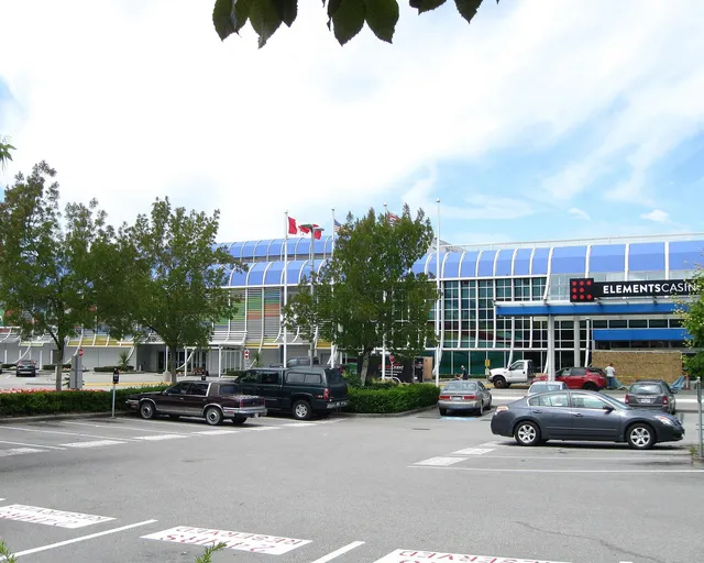 L'Elements Casino Surrey et son toit bleu incurvé, vu depuis le stationnement