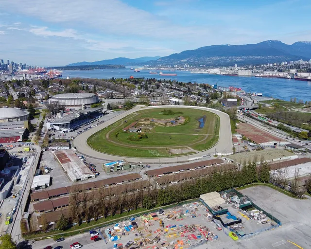 Le Hastings Racecourse et sa tribune, dans Hastings Park, vus du ciel