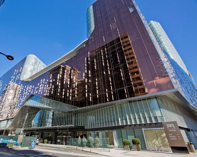 Parq Vancouver, la tour du complexe en verre cuivré, vue de la rue