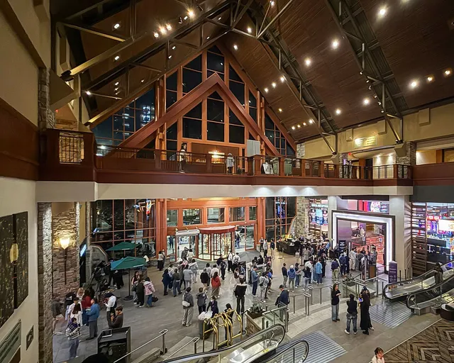 Le hall de l'atrium à charpente de bois du River Rock Casino Resort, avec l'entrée de la salle de jeu à droite